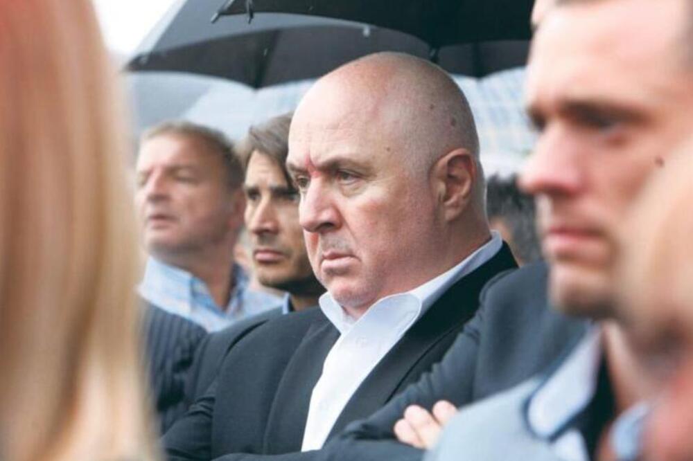 Policija opkolila zgradu brata Mila Đukanovića: Postrojene specijalne jedinice!