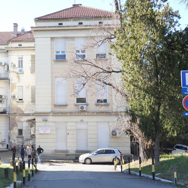 Oglasili se iz Kliničkog centra: Evo u kakvom stanju je čovek povređen ispred Pravnog