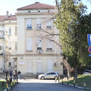 Oglasili se iz Kliničkog centra: Evo u kakvom stanju je čovek povređen ispred Pravnog