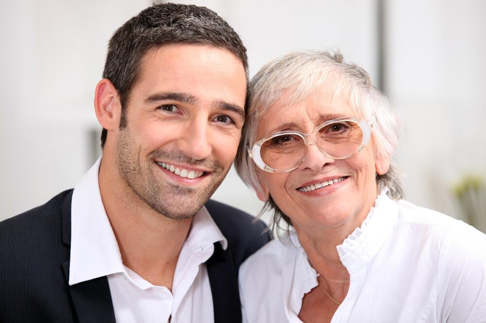 MALOLETNI STOP! Kaje se zbog AFERE sa MAJKOM od druga, a POZIV ne odbija - divlje umeće MATORKE razorilo momka (19)