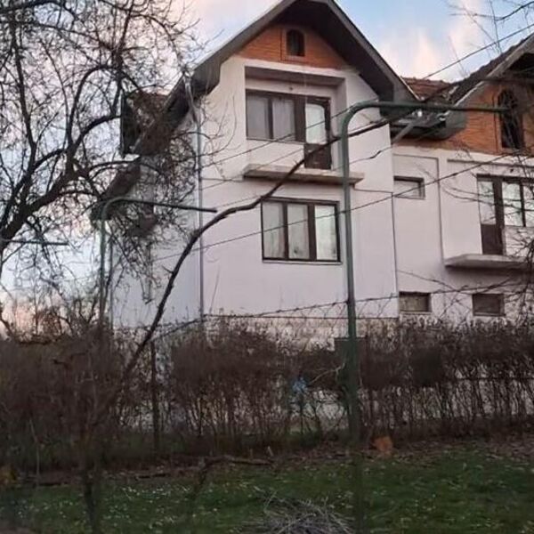 OVO JE KUĆA U KOJOJ JE MUŠKARAC UBIO SUPRUGU I POVREDIO MAJKU, PA IZVRŠIO SAMOUBISTVO! Jeziv zločin trese Kraljevo