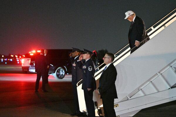 "VIDEĆEMO HOĆE LI MU AMERIČKA VOJSKA REĆI NE" Nižu se oštre kritike na Trampov račun, jedan detalj unosi nervozu!