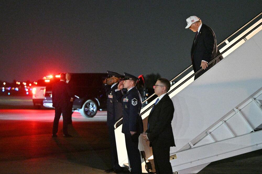 "VIDEĆEMO HOĆE LI MU AMERIČKA VOJSKA REĆI NE" Nižu se oštre kritike na Trampov račun, jedan detalj unosi nervozu!