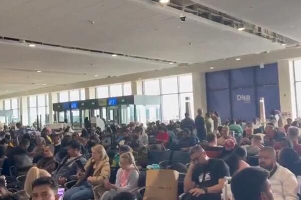 ODJEKUJU EKSPLOZIJE, AERODROMI ZATVORENI! Strašni snimci iz Dubaija kruže svetom, putnici u totalnoj panici (VIDEO)