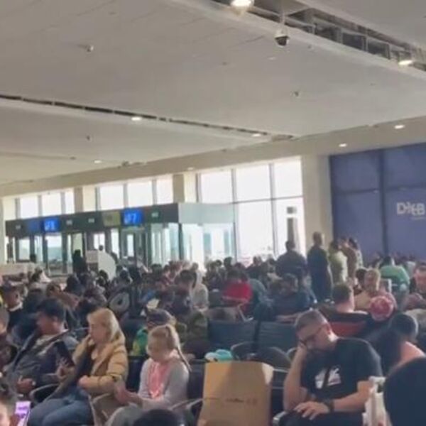 ODJEKUJU EKSPLOZIJE, AERODROMI ZATVORENI! Strašni snimci iz Dubaija kruže svetom, putnici u totalnoj panici (VIDEO)