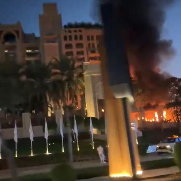 DUBAI U PLAMENU! Eksplozije odjekuju svuda: Gust crni dim, pogođeni luksuzni hoteli, grad kao ratna zona!