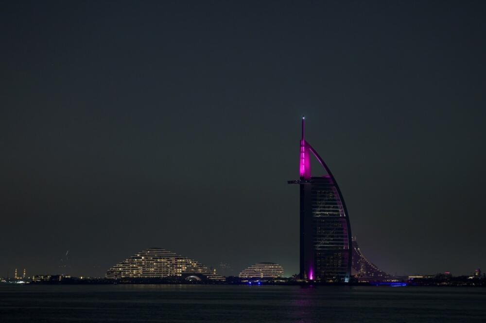 GORI SIMBOL DUBAIJA! GAĐALI PROJEKTILIMA i čuveni Burdž Al Arab - luksuzni hotel nestaje u požaru