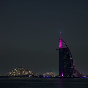 GORI SIMBOL DUBAIJA! GAĐALI PROJEKTILIMA i čuveni Burdž Al Arab - luksuzni hotel nestaje u požaru