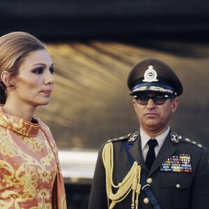 KO JE LEPA CARICA FARA? Pripisuju joj ZLODELA, proterana iz IRANA - muž bio ZAVISTAN OD INTIMNIH ODNOSA, nije birao