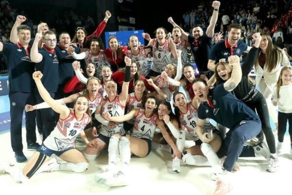 UB VIŠE NIJE FUDBALSKI GRAD - ODBOJKAŠICE RASPAMETILE SRBE! Slavi se ženski tim i to po 3. put - RAKIJA je spremna