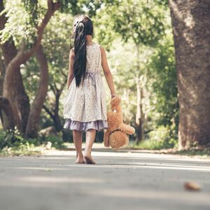 GDE ĆE IM DUŠA?! Roditelji ostavili NATALIJU I NINU DA SE SMRZAVAJU NA ULICI, jedna je ubrzo usvojena, a druga...