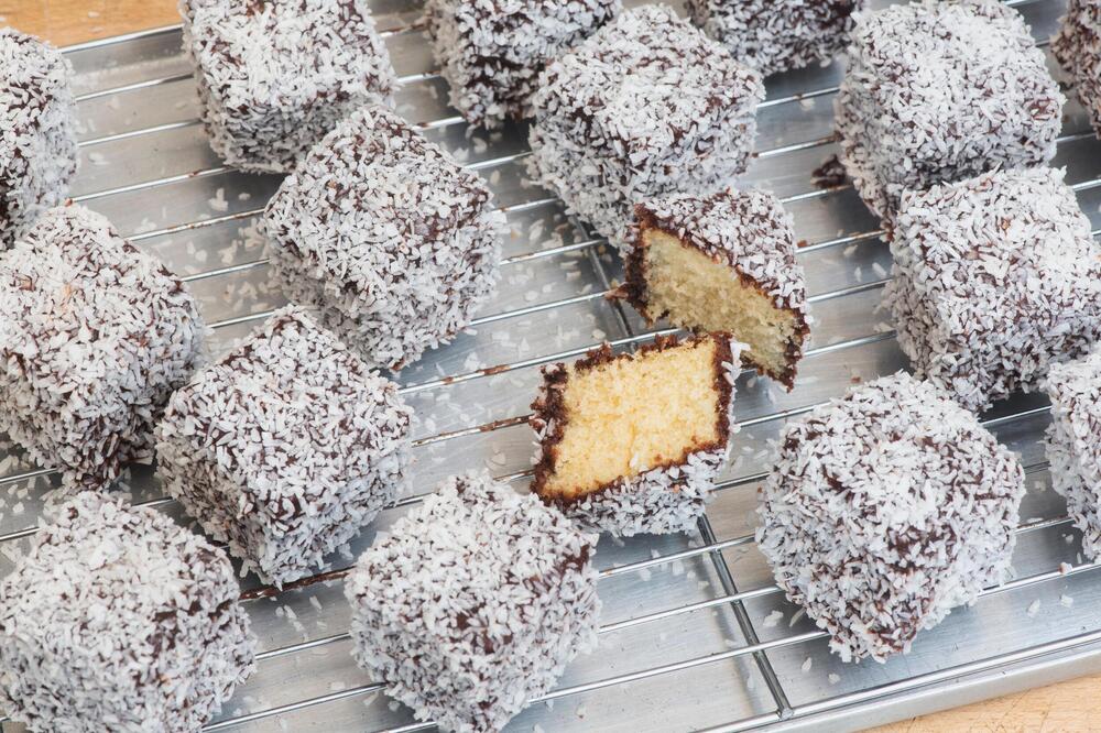 Kokos kocke koje nestaju sa tanjira za tren oka: Kolač bez jaja, ulja i mleka, a tako ukusan da se topi u ustima