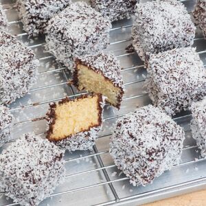 Kokos kocke koje nestaju sa tanjira za tren oka: Kolač bez jaja, ulja i mleka, a tako ukusan da se topi u ustima