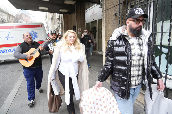 SAŠA KAPOR PUCA OD PONOSA: Pevač došao po ženu i sina u porodilište, a u rukama nosi punu kesu poklona