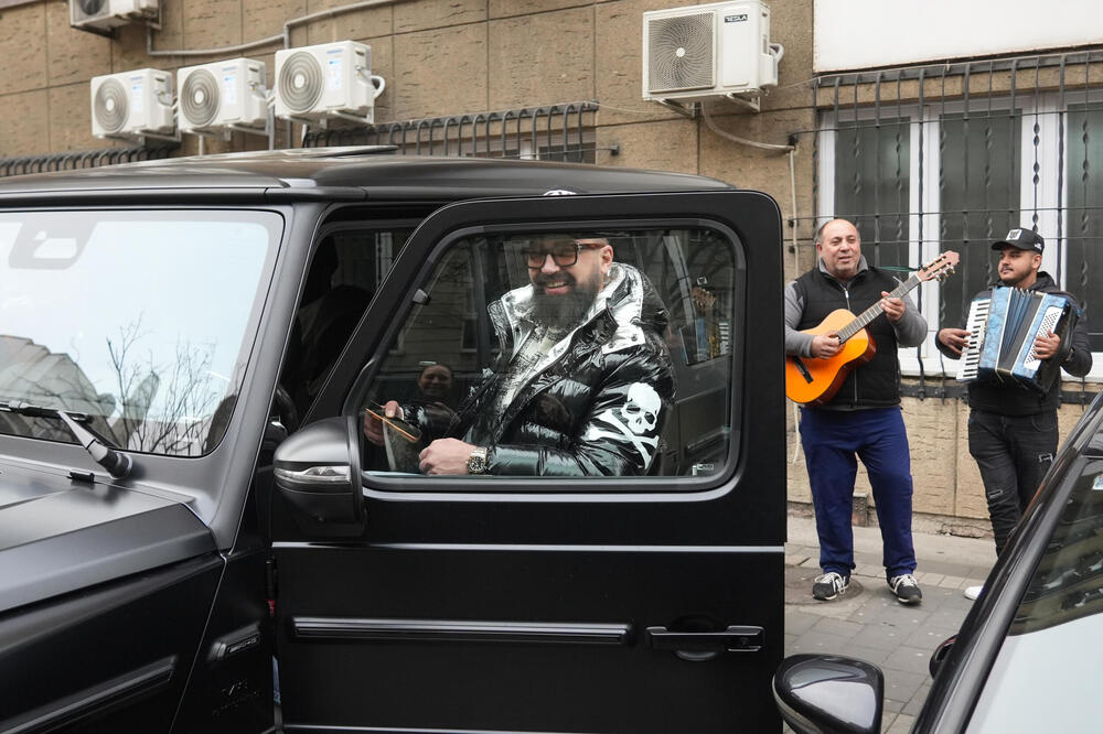 NEČIJI STAN VREDI MANJE OD NJEGOVIH KOLA: Srbi se krstili kad su ga videli u besnoj mašini, KOŠTA PAPRENO