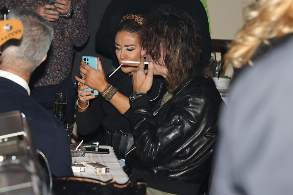 SVE SE DESILO PRE HITNE OPERACIJE SRCA! Rale zaprosio Anu u majici "BIJEM ŽENU" i donjem vešu - SNIMAK SAD KRUŽI