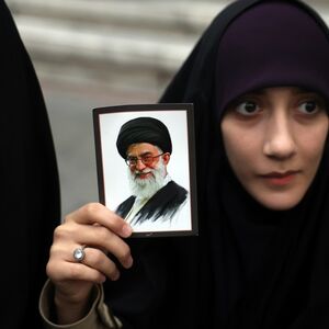 SVAKI KORAK POD PRISMOTROM! Hidžab i jeziva moralna policija&ndash; život iranskih žena KAO U ZATVORU, pre nosile MINJAKE