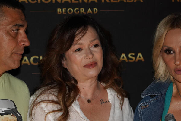 SRBI U NEVERICI KADA VIDE U KAKVOM RAJU ŽIVI OVA ŽENA: Kupila kuću s bazenom van Beograda, alal vera šta je stekla