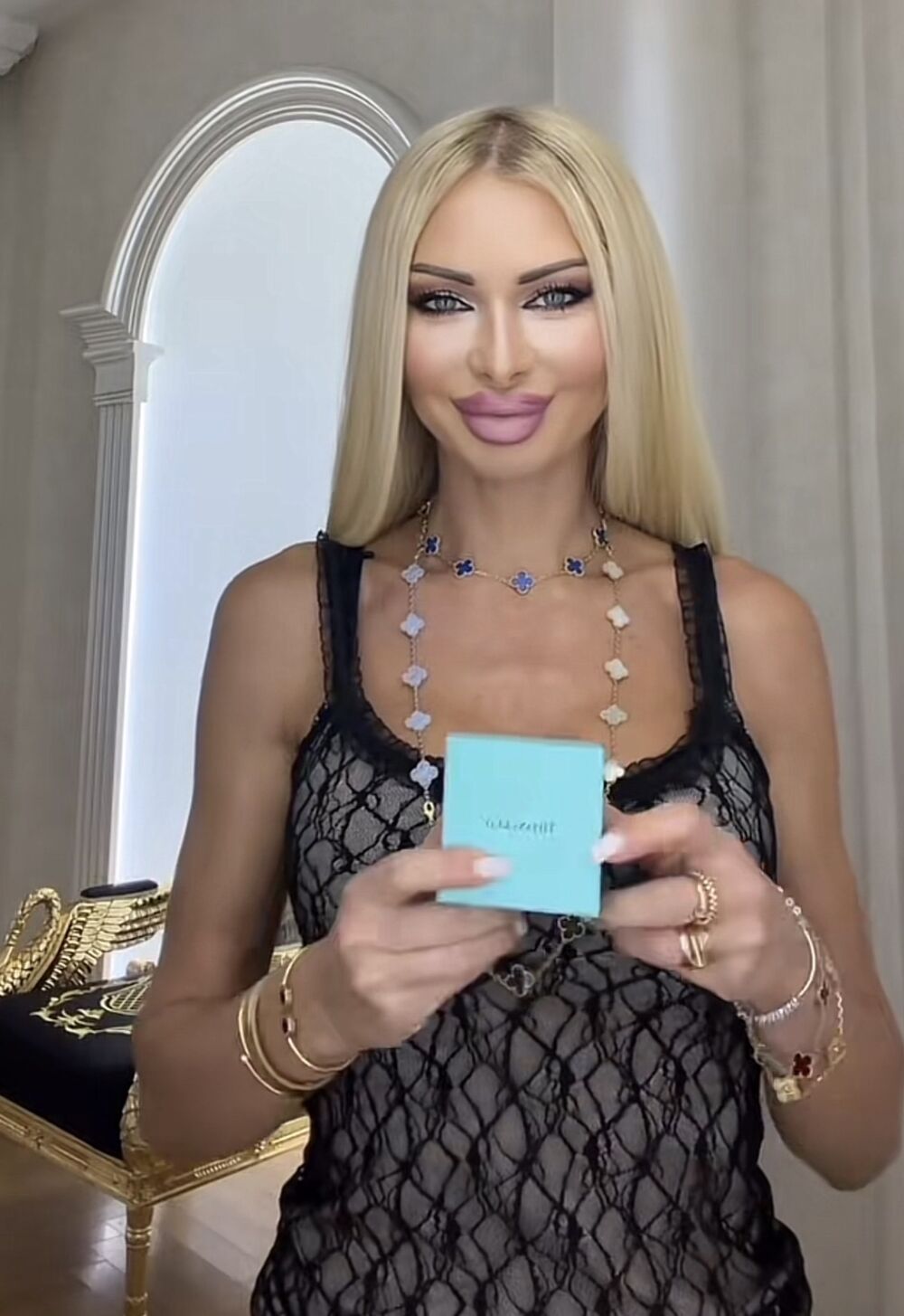 Svakodnevno deli zanimljivosti iz svog raskošnog života