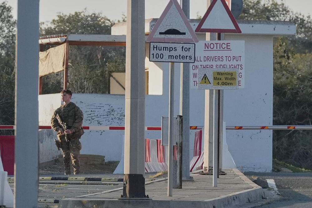 Kipar, akrotiri, Vojna baza