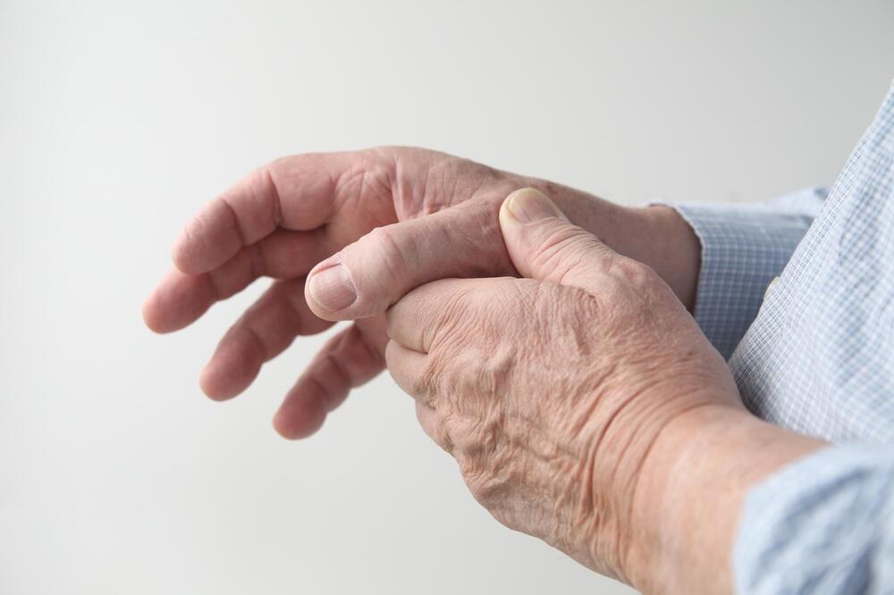 NE MOŽETE VRATA DA OTVORITE, A KAMOLI TEGLU! Ova dijagnoza muči sve više STARIJIH SRBA - imate otok? TRK KOD LEKARA