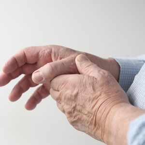 NE MOŽETE VRATA DA OTVORITE, A KAMOLI TEGLU! Ova dijagnoza muči sve više STARIJIH SRBA - imate otok? TRK KOD LEKARA