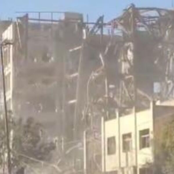 UNIŠTENA ZGRADA U KOJOJ SE BIRA NASLEDNIK AJATOLAHA: Najnoviji surov udar na Iran! (VIDEO)