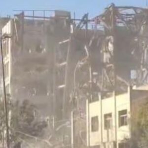 UNIŠTENA ZGRADA U KOJOJ SE BIRA NASLEDNIK AJATOLAHA: Najnoviju surov udar na Iran! (VIDEO)