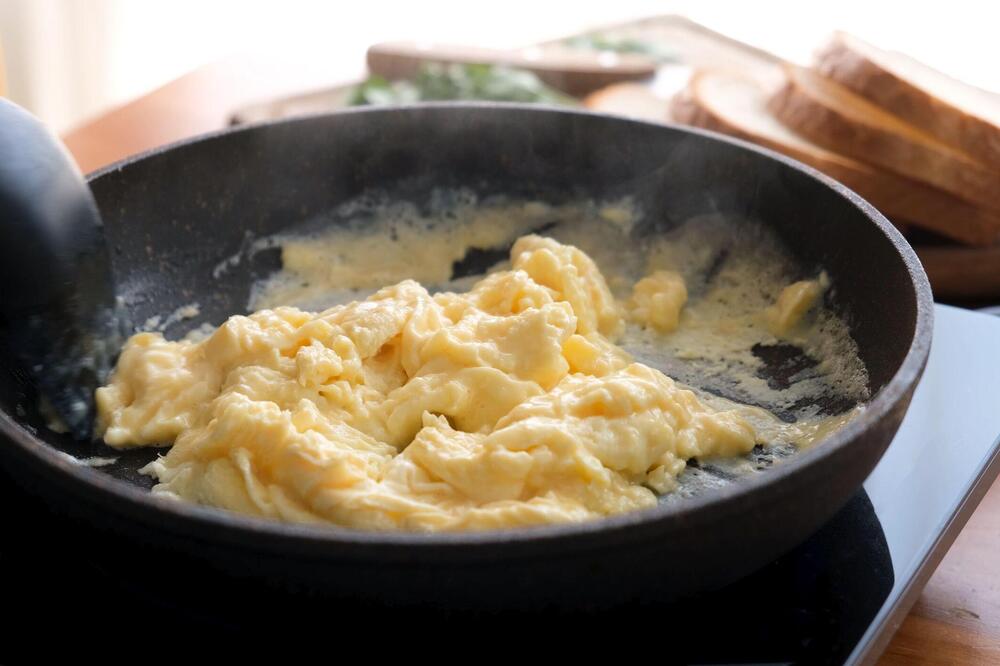 Trik kako da ispržite jaja bez kapi ulja: Neće zagoreti, niti će se zalepi za tiganj, tajna iskusnih domaćica