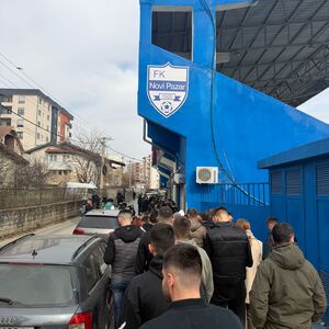 Espreso.rs prenosi atmosferu iz Novog Pazara: Ogromni redovi za karte - Zvezdu čeka pakao (Video/Foto)