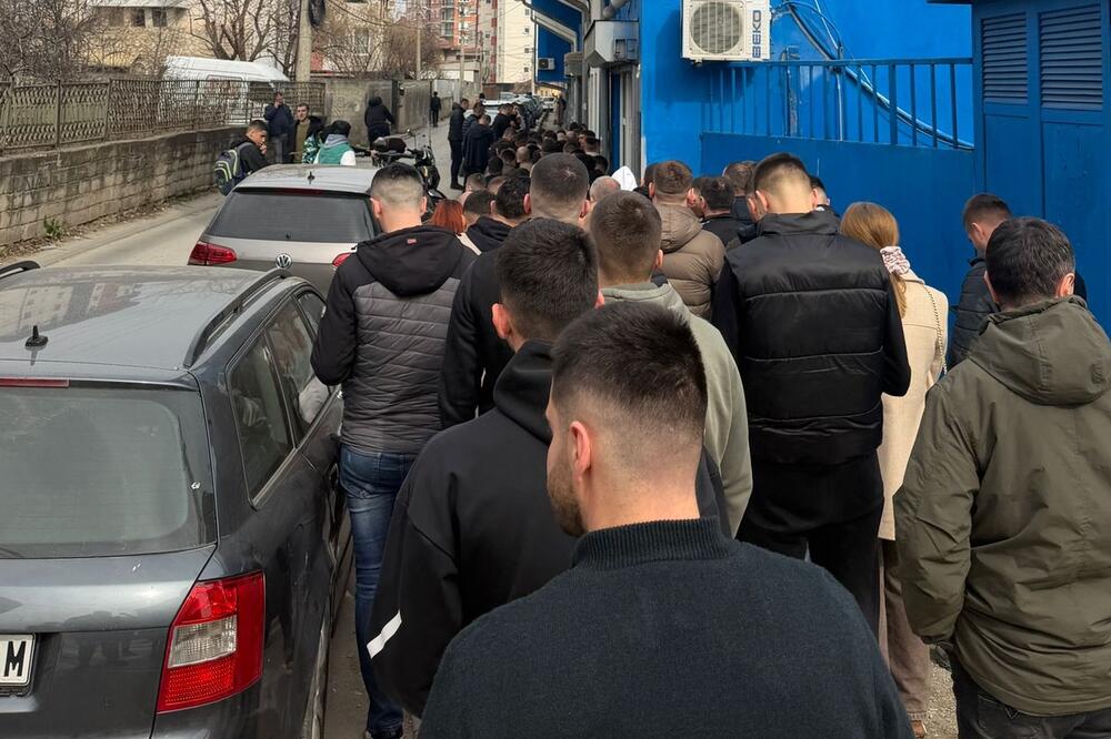 Espreso.rs prenosi atmosferu iz Novog Pazara: Ogromni redovi za karte - Zvezdu čeka pakao (Video/Foto)