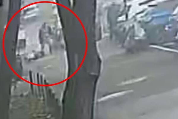 Snimak gledajte na svoju odgovornost: Pomahnitali muškarac na Dorćolu nokautirao baku i tukao bolesnog čoveka