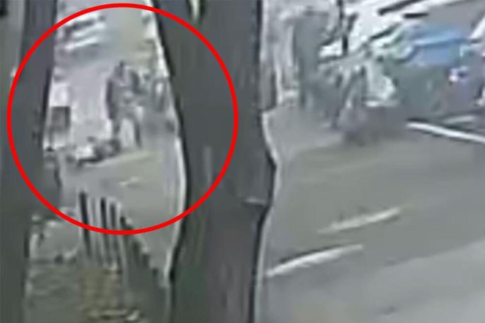 Snimak gledajte na svoju odgovornost: Pomahnitali muškarac na Dorćolu nokautirao baku i tukao bolesnog čoveka