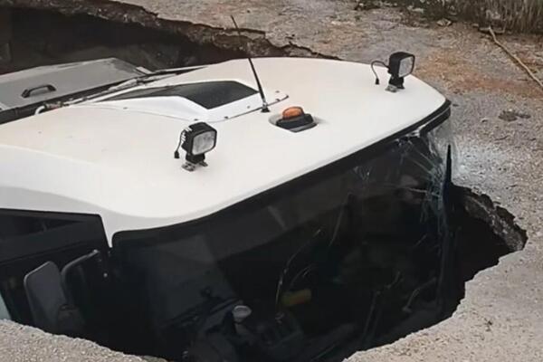 "ZEMLJA SE OTVORILA I POČELA DA GUTA VOZILO" Jeziv incident usred bela dana, vozač u zadnji čas iskočio iz auta