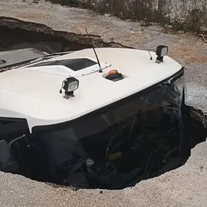 "ZEMLJA SE OTVORILA I POČELA DA GUTA VOZILO" Jeziv incident usred bela dana, vozač u zadnji čas iskočio iz auta