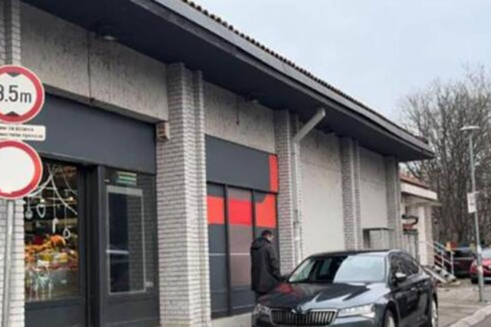 Muškarac izvadio nož i krenuo na ljude! Svi u panici bežali, strašan incident u mareketu u Beogradu (VIDEO)