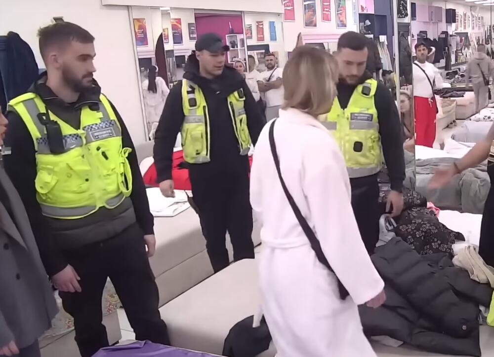 SNIMAK JE DOKAZ DA "LAŽE ČIM ZINE!" Obezbeđenje Pinka na meti - hteo da probije ŽIVI ZID pa ZAKUKAO, pogledajte ovo