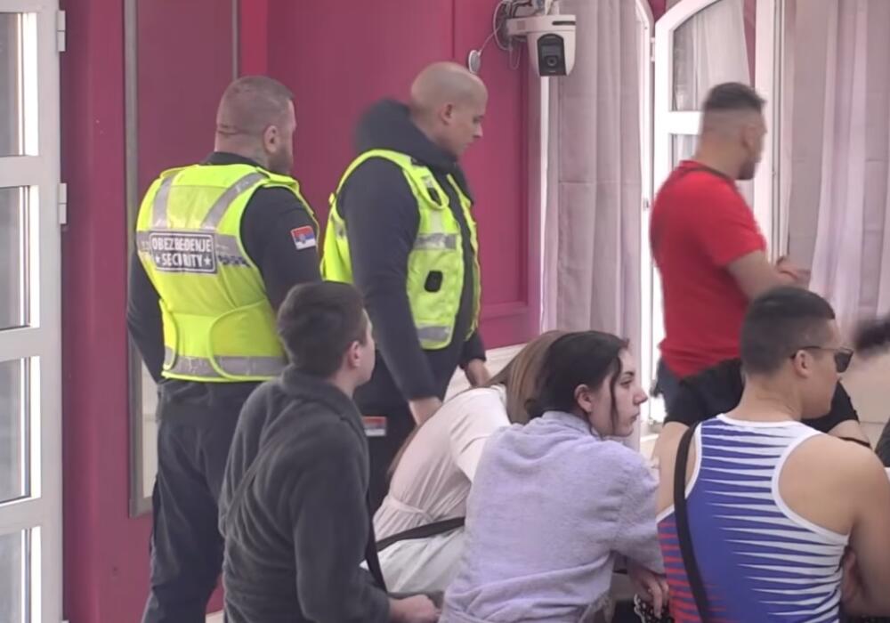 SNIMAK JE DOKAZ DA "LAŽE ČIM ZINE!" Obezbeđenje Pinka na meti - hteo da probije ŽIVI ZID pa ZAKUKAO, pogledajte ovo