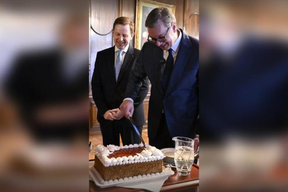 "NEMA TORTE KAO ŠTO JE DOBOŠ TORTA": Vučić za rođendan dobio tortu od ambasadora ove zemlje, ali i ove poklone!