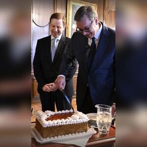 "NEMA TORTE KAO ŠTO JE DOBOŠ TORTA": Vučić za rođendan dobio tortu od ambasadora ove zemlje, ali i ove poklone!