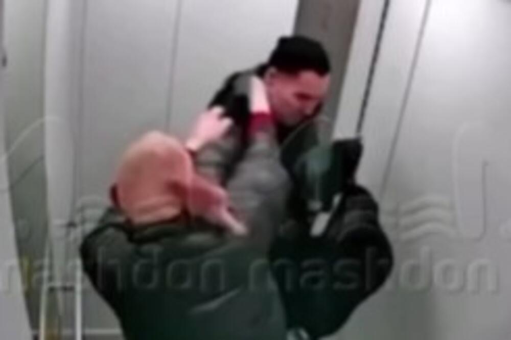 PRVO SE KRVNIČKI POBILI U LIFTU, PA SE BRATSKI IZGRLILI: Snimak dvojice Rusa zapalio mreže - NEVERICA (VIDEO)