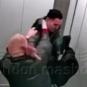 PRVO SE KRVNIČKI POBILI U LIFTU, PA SE BRATSKI IZGRLILI: Snimak dvojice Rusa zapalio mreže - NEVERICA (VIDEO)