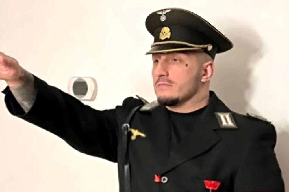 REPER VUK MOB OBJAVIO SLIKU U NACISTIČKOJ UNIFORMI GDE SALUTIRA! Rekao o JEVREJIMA jezive stvari, SKANDALČINA! FOTO