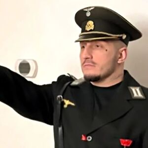 REPER VUK MOB OBJAVIO SLIKU U NACISTIČKOJ UNIFORMI GDE SALUTIRA! Rekao o JEVREJIMA jezive stvari, SKANDALČINA! FOTO