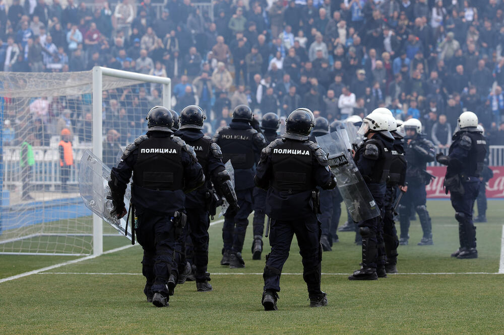 PREKID U 28. SEKUNDI! Pazarci gađali topovskim udarima, Delije htele da se obračunaju sa domaćim navijačima! (Foto)