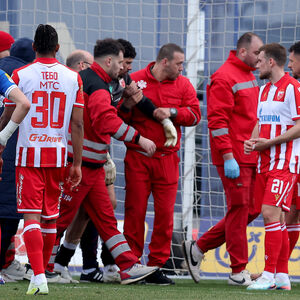 Mateus dobio udarac u glavu i napustio igru!