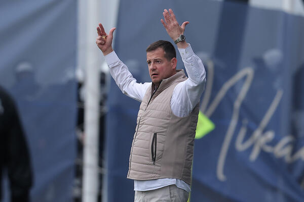 Nenad Lalatović se prekrstio na poziv Delija, a onda dobio ovacije i domaćih i gostujućih navijača (Video)