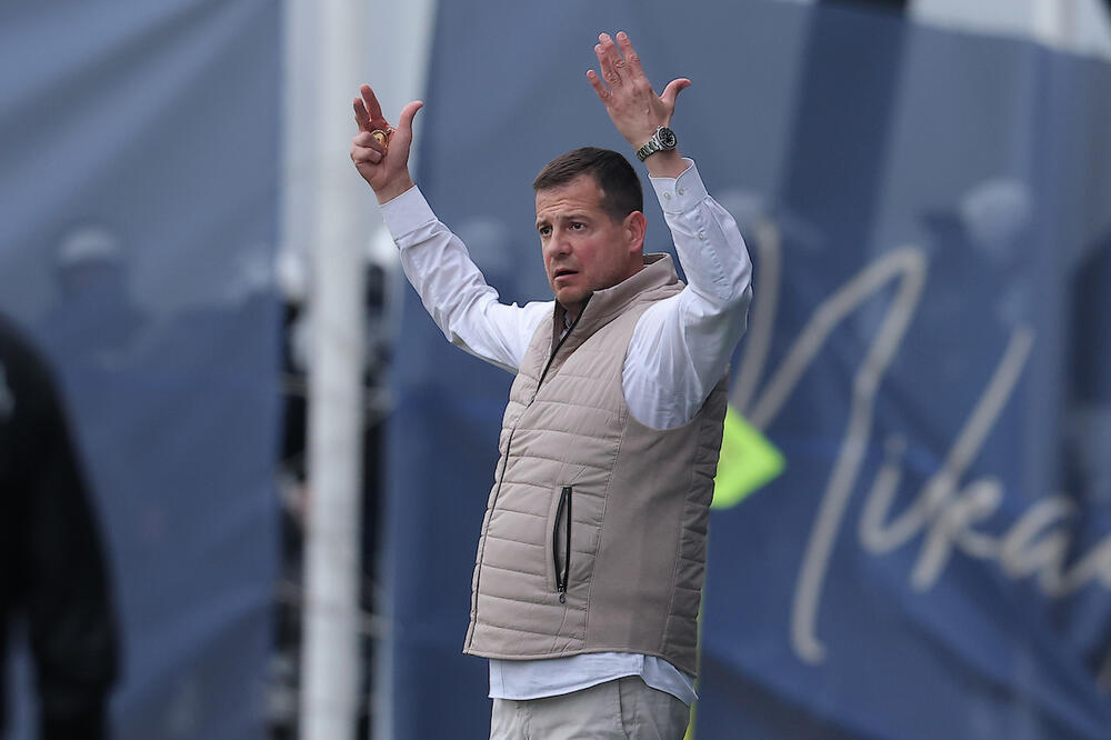 Nenad Lalatović se prekrstio na poziv Delija, a onda dobio ovacije i domaćih i gostujućih navijača (Video)