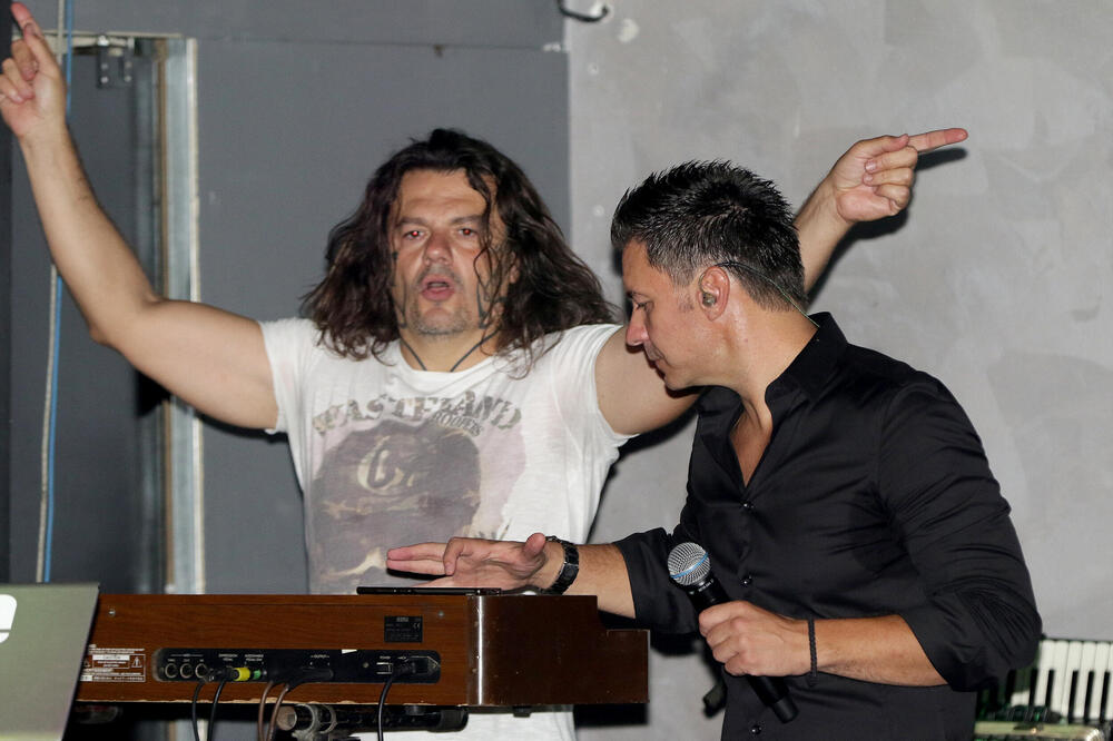 POSTUPAK ACE AMADEUSA KOJI JE SVE ŠOKIRAO: Evo šta je muzičar uradio nakon što je avion sleteo