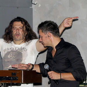 POSTUPAK ACE AMADEUSA KOJI JE SVE ŠOKIRAO: Evo šta je muzičar uradio nakon što je avion sleteo